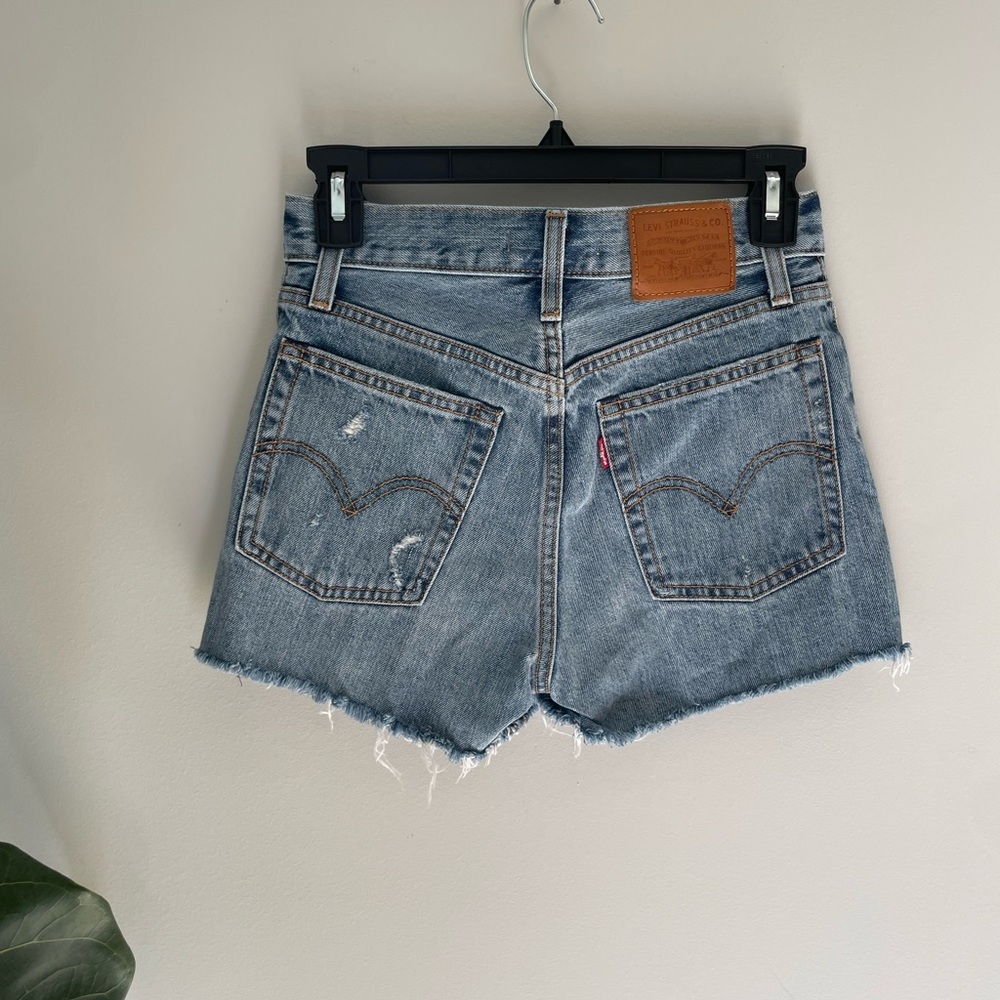 NWOT Levi wedgie shorts • Sz 25